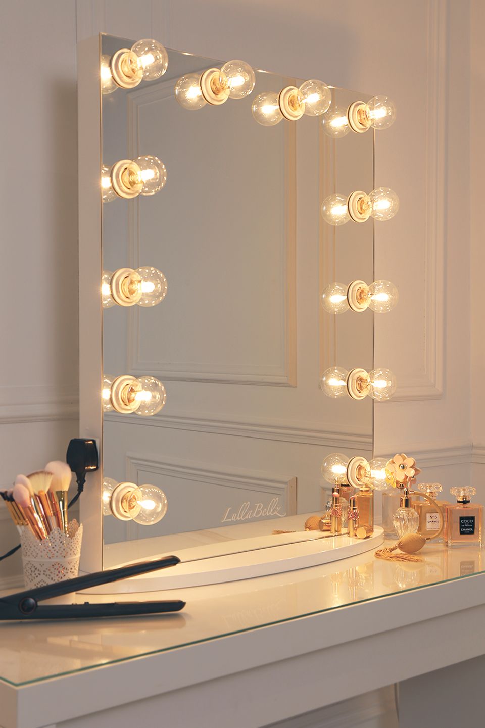 Elegant LED Mirror vs. Traditional Mirrors: Why Upgrade?