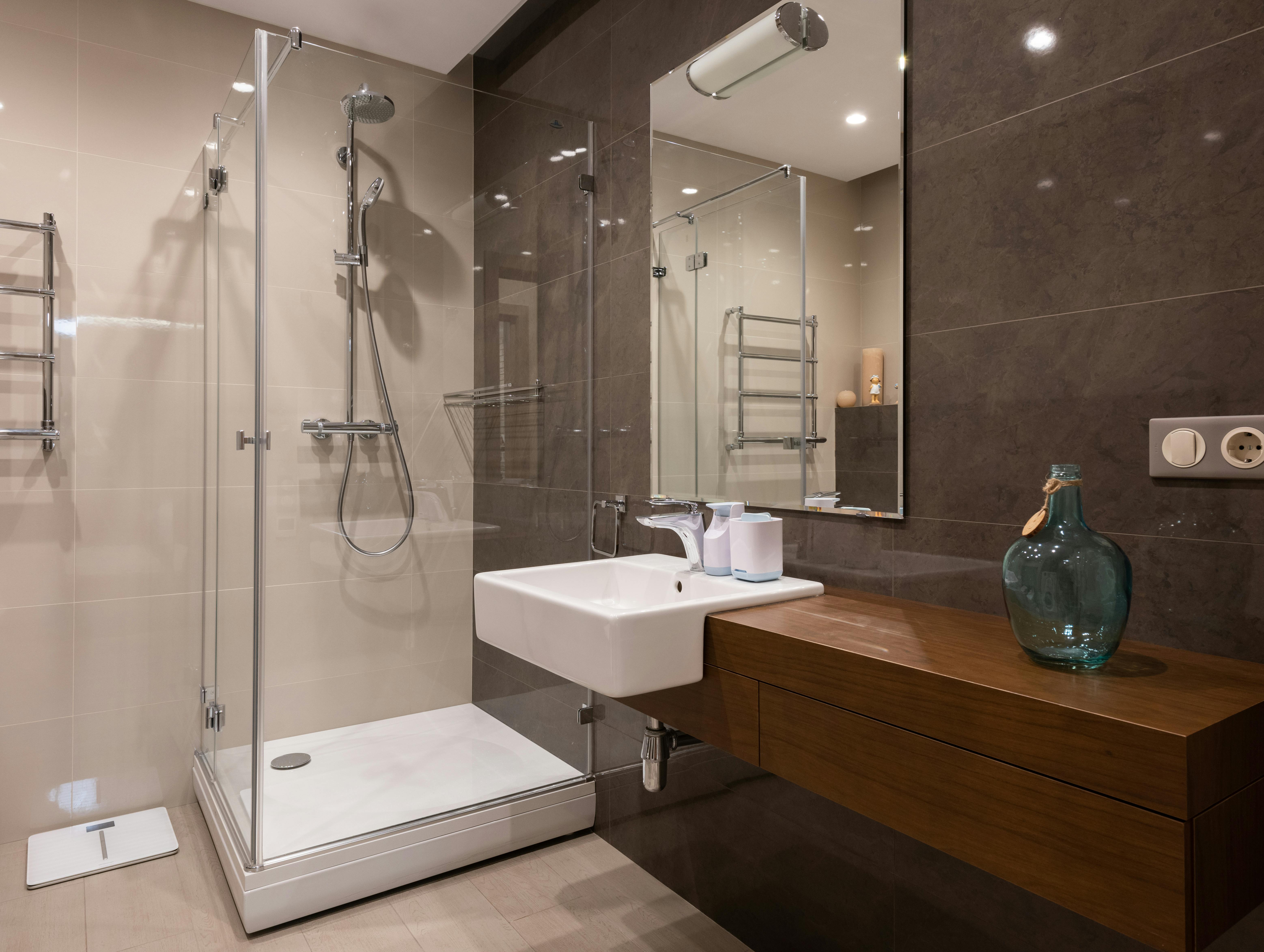 Top tendances 2025 : cabine de douche complete pour une salle de bain stylée
